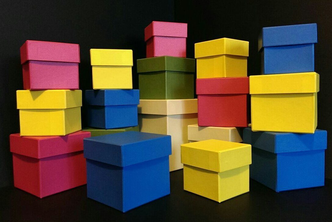 Коробка 4 игра. Разноцветные коробки. Коробки картонные цветные. Разноцветные коробки для подарков. Разноцветные ящики.
